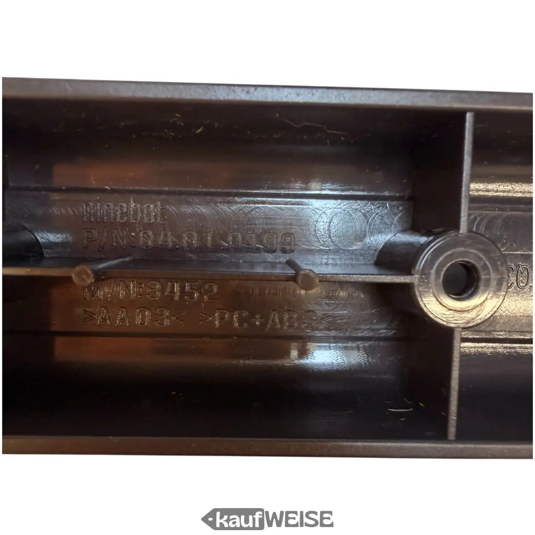 Dunkelgraues Kunststoffteil für E-Scooter mit Gravur und zentralem Loch