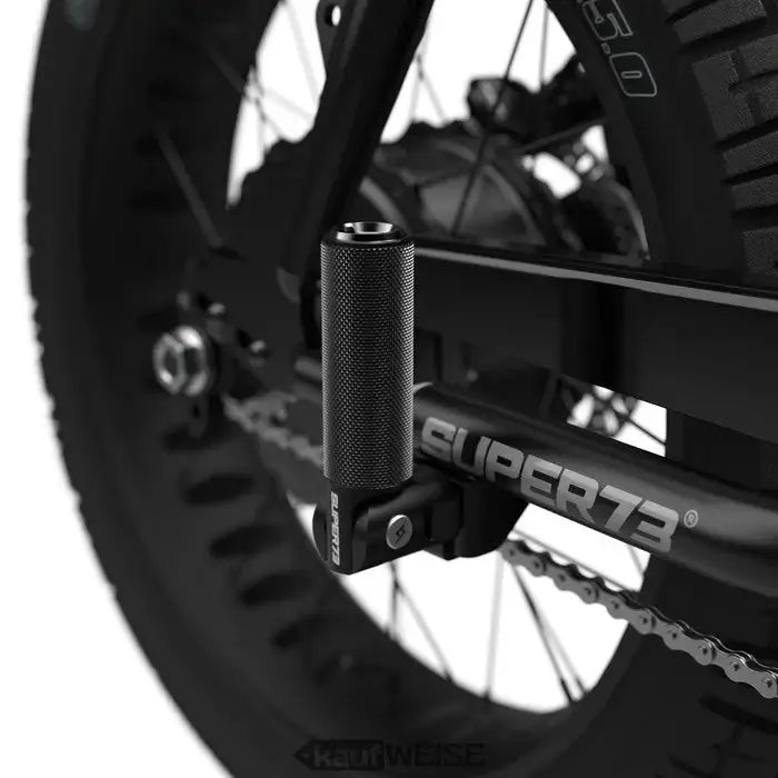 Schwarzer Fahrradfußrast am Rahmen vom Original Super73 Klappbare Fußrasten