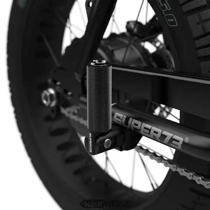 Schwarzer Fahrradfußrast am Rahmen vom Original Super73 Klappbare Fußrasten